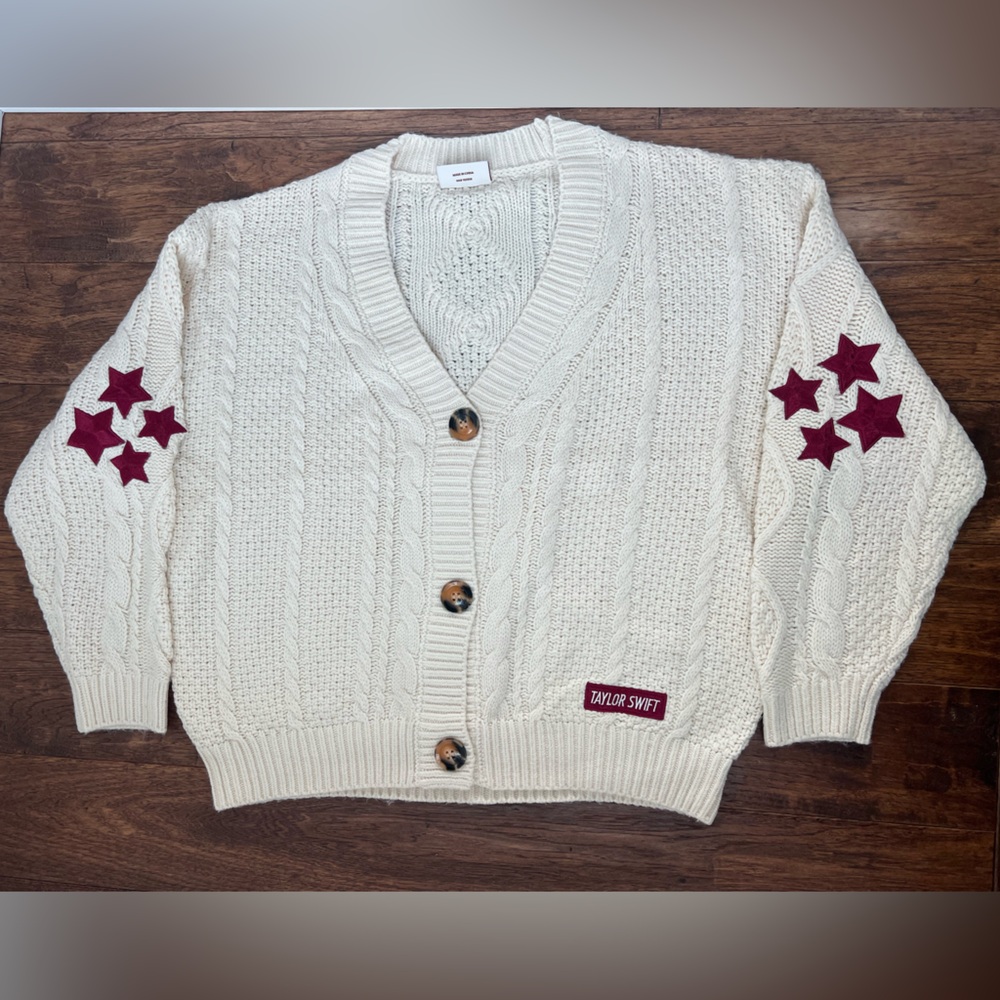 Taylor Swift Taylor’s Version Red Album Cardigan, 
Condition: NEW
Size: (M/L)